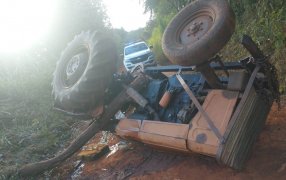 Misiones: Falleció un joven de 22 años al volcar con un tractor en una calle terrada de Puerto Esperanza