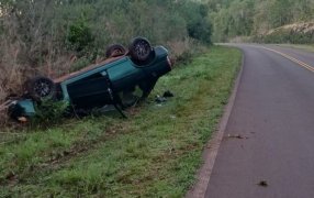 La Policía de Misiones investiga un despiste y vuelco sobre la Ruta Provincial Nº 5: El rodado fue hallado sin ocupantes y se iniciaron las tareas para establecer las causas del siniestro y dar con sus ocupantes