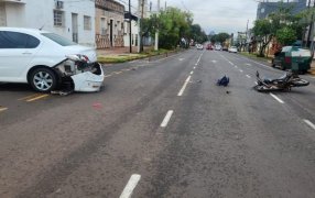 Colisión entre una motocicleta y un automóvil tuvo como saldo a un joven lesionado en la ciudad de Posadas