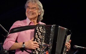El acordeonista Raúl Barboza falleció en París a los 87 años, dejando un legado inmortal que expandió el chamamé por el mundo