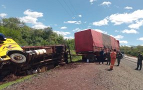 Un camión cargado con yerba mate despistó sobre la Ruta Nacional N° 105, en jurisdicción del Municipio misionero de San José, no hubo heridos