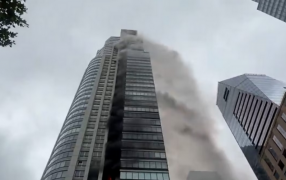Incendio en una torre de Puerto Madero en CABA: El fuego tomó ocho pisos y hubo 100 evacuados, se confirmó que la situación fue controlada minutos después de las 14 horas del día martes