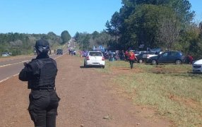 Misiones: Docentes autoconvocados levantaron el corte sobre la Ruta Nacional Nº 12, por el momento, los manifestantes permanecen reunidos a la vera de la misma