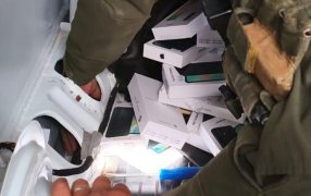 Ocultaban 84 teléfonos en su vehículo: Los dispositivos se encontraban disimulados en distintos compartimientos del rodado