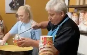 Cardenal enviado por el Papa a Ucrania se pone el delantal para servir a los necesitados