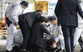 Ataque con explosivos: El Primer Pinistro de Japón fue evacuado de emergencia durante un acto electoral por una bomba