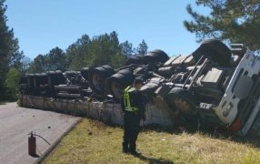 Conductor ileso tras despiste de un camión que circulaba por la Ruta Provincial N° 211 en la localidad misionera de Dos de Mayo