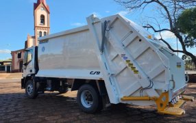 El Municipio misionero de Apóstoles invierte en crecimiento y mejores servicios para los vecinos, incorporando un nuevo camión con caja compactadora adquirido por licitación pública y fue financiado íntegramente con fondos propios
