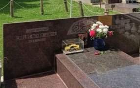 Vandalizaron las tumbas de Carlos Menem y su hijo Carlos Jr., la Asociación Árabe Argentina Islámica con el llamado a "repudiar los hechos"