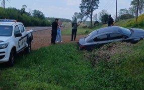 Hipólito Yrigoyen: Despiste sobre la Ruta Nacional Nº 12, dos ocupantes resultaron ilesos