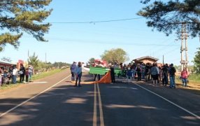 Misiones: El Gremio Movimiento Pedagógico de Liberación cortó por dos horas la Ruta Provincial N° 17 en el Municipio de Dos Hermanas