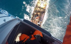 Operativo “El Náufrago”: Aeroevacuamos de urgencia al tripulante de un pesquero que navegaba por el Mar Argentino