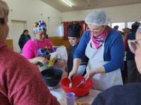 Mujeres apostoleñas comen