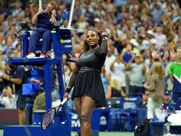 Serena Williams se niega al retiro y avanza en el US Open.