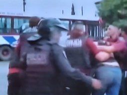 video: sergio berni tuvo que ser retirado por la policia de la ciudad
