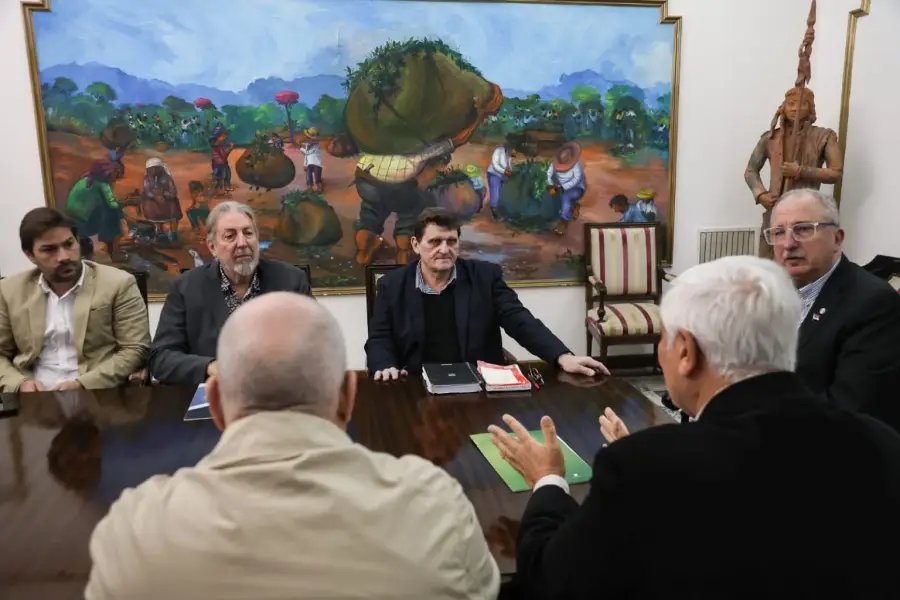 El Gobernador Hugo Passalacqua y el Ministro Adolfo Safrán recibieron a representantes de cámaras empresariales de toda la provincia