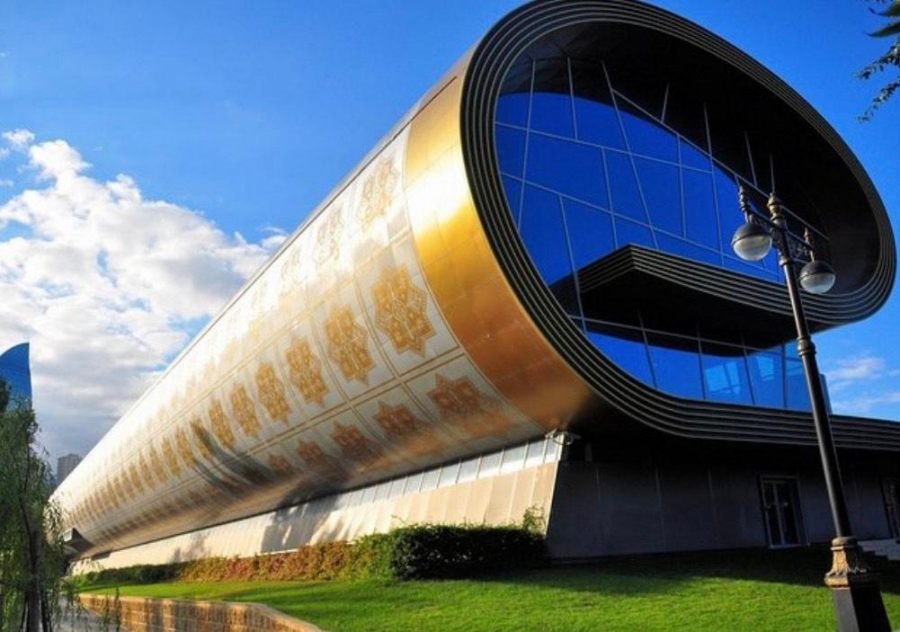 El Museo Nacional de Alfombras de Azerbaiyán expone "La Nueva Historia de Kelaghayi"