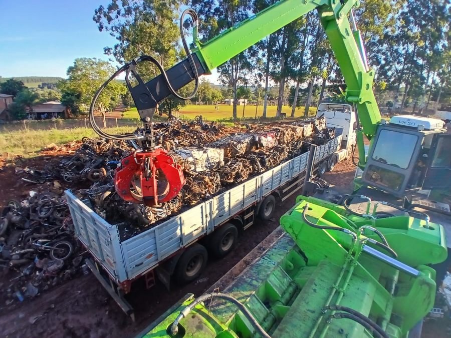 Misiones: Más de 28 toneladas de chatarra fueron retiradas de Comisarías del norte de la Provincia, compactaron cerca de 700 vehículos secuestrados