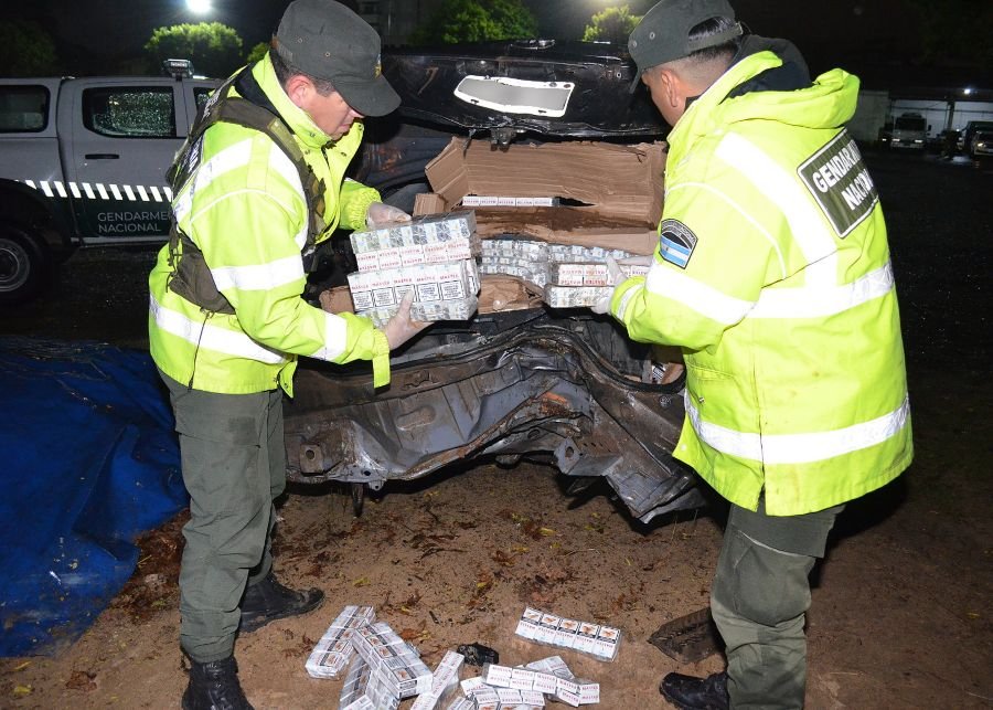 Automóvil con cigarrillos evadió control de Gendarmería Nacional: El vehículo fue hallado siniestrado y sin ocupantes
