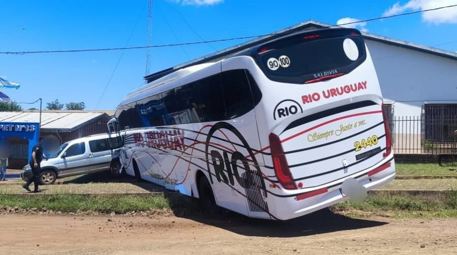 San Javier: Un ómnibus perdió el control e impactó contra dos vehículos que se encontraban estacionados, no se registraron personas lesionadas