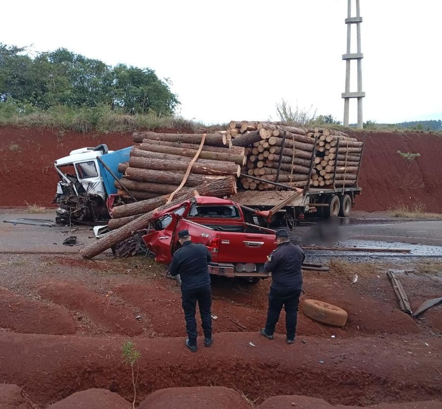 Tres Capones: Escapó tras amenazar a su ex pareja, robó una camioneta y murió tras embestir un camión detenido, otras dos personas fallecieron y una permanece grave