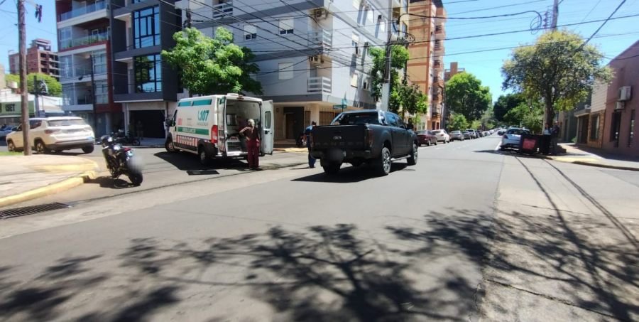 Un choque entre una camioneta y una motocicleta en el micro centro posadeño, dejó como saldo dos personas lesionadas