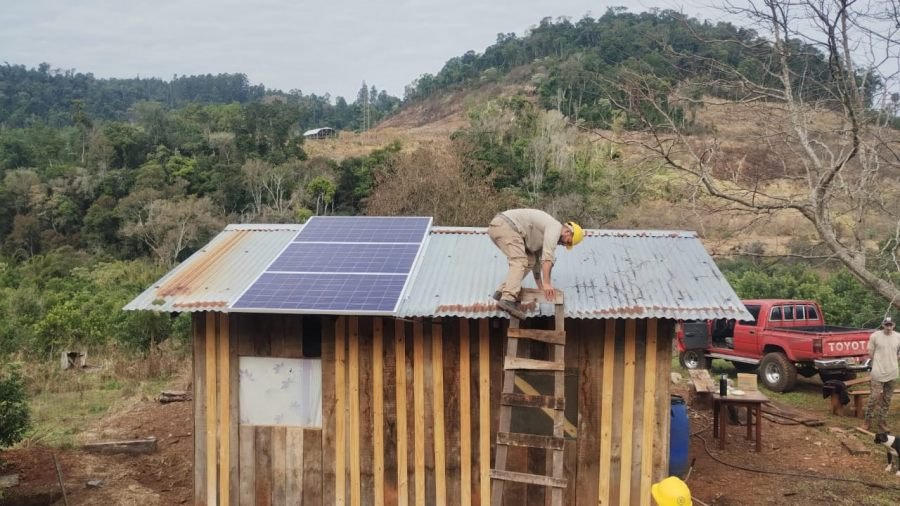 Misiones: Cuatro familias rurales recibirán el nuevo año con energía solar en sus chacras