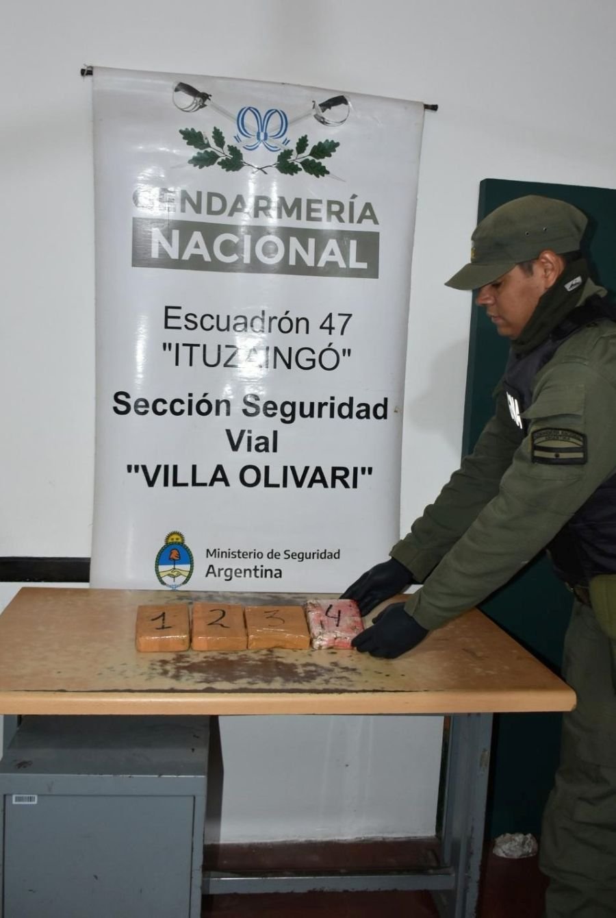 Automóvil con cigarrillos evadió control de Gendarmería Nacional: El vehículo fue hallado siniestrado y sin ocupantes