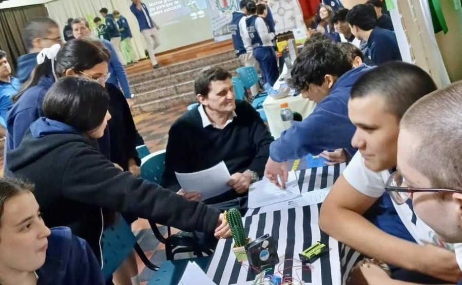 Apóstoles: El Ministro Adolfo Safrán participó de la “Jornada de Robótica, Programación y Tecnología” que se realizó en el Instituto Superior Cristo Rey