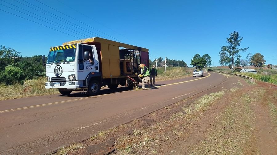 Mayor seguridad vial en Misiones: La  Dirección Provincial de Vialidad trabaja en demarcación con pintura en la Ruta Provincial N° 13