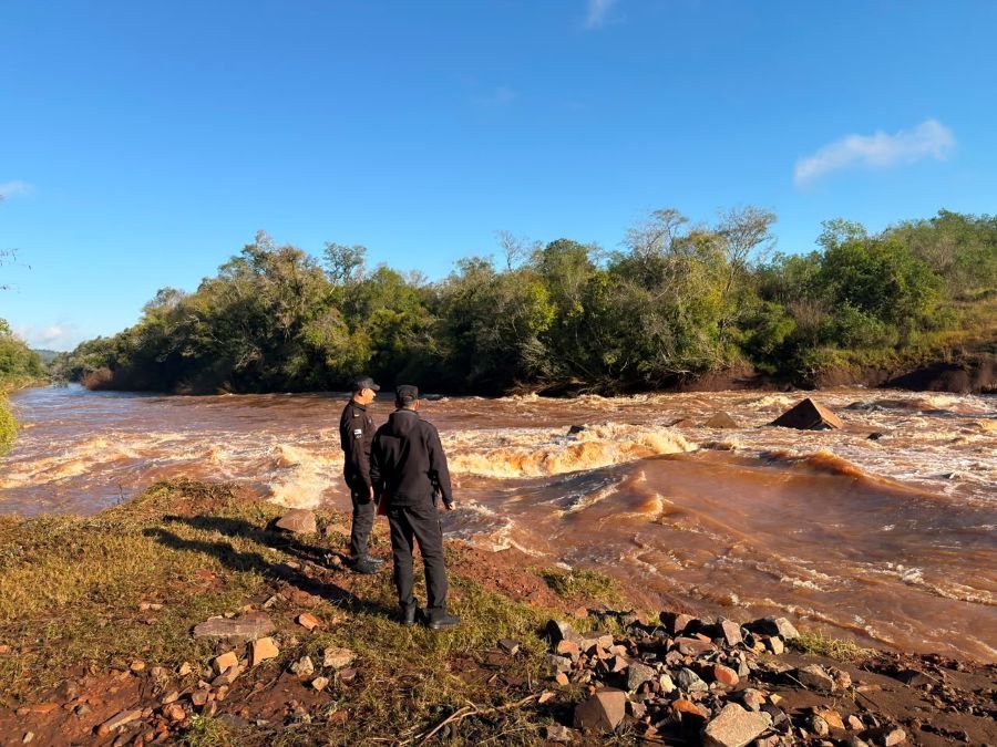 Misiones: El puente provisorio sobre el Arroyo Yabebiry continúa clausurado por el desborde del cauce, mantienen el monitoreo permanente del sector y solicitan a la comunidad respetar la señalización