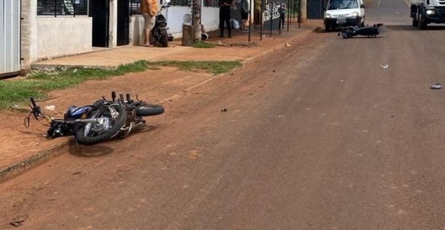 Posadas: Siniestro vial entre motocicletas sobre la Avenida Juan Manuel Fangio dejó a dos jóvenes heridos