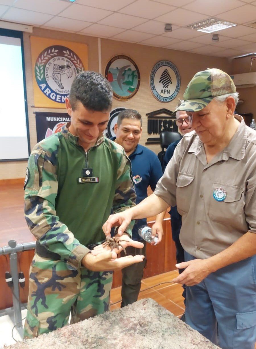 Crecen los llamados por presencia de serpientes y alacranes en viviendas, la Policía de Misiones se capacita para intervenir