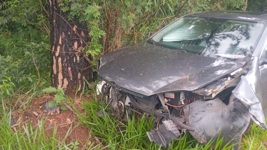Misiones: Despiste en el Paraje Santa Inés, un automóvil impactó contra un árbol, no se registraron personas lesionadas, solo daños materiales en el vehículo