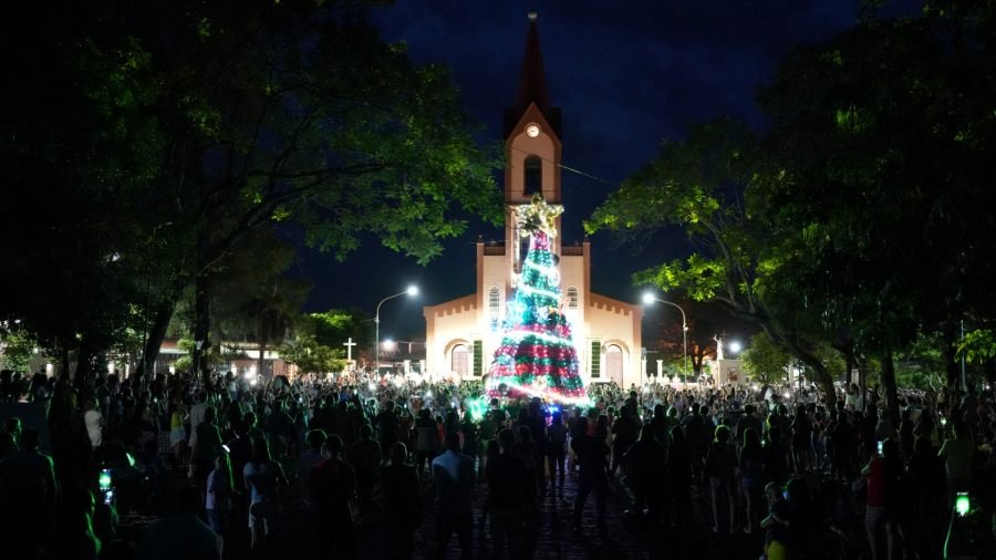 Con el tradicional encendido del árbol, La Navidad comenzó a brillar en el Municipio misionero de Apóstoles