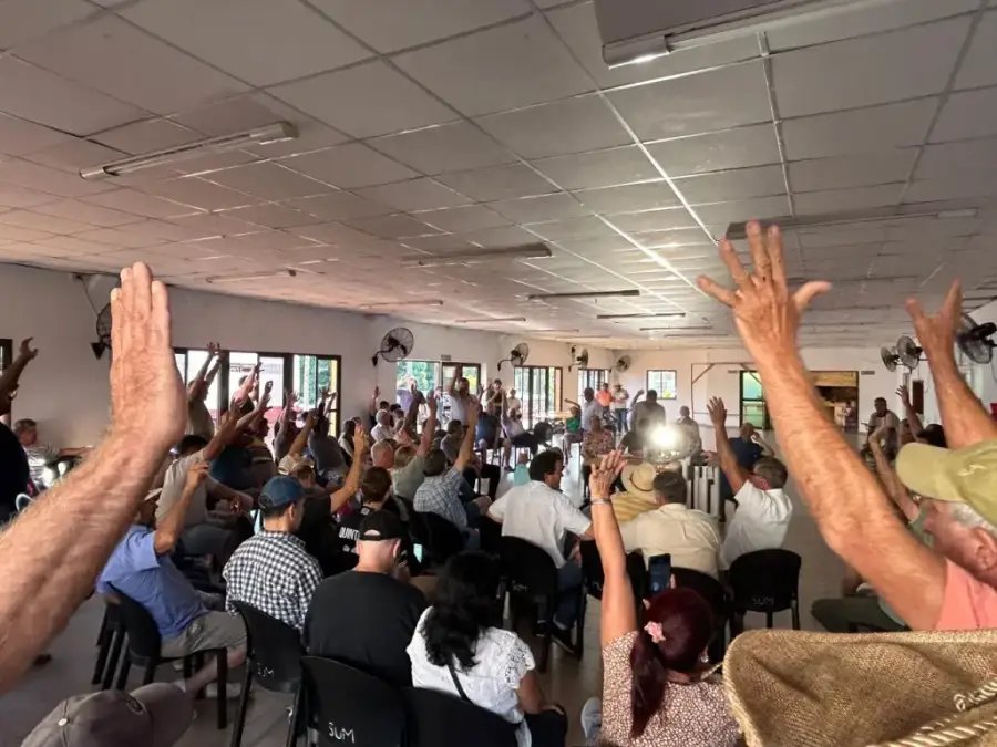Misiones: Tensión y decisión en la asamblea yerbatera realizada en la localidad de Campo Viera, por unanimidad se definió el cese de cosecha