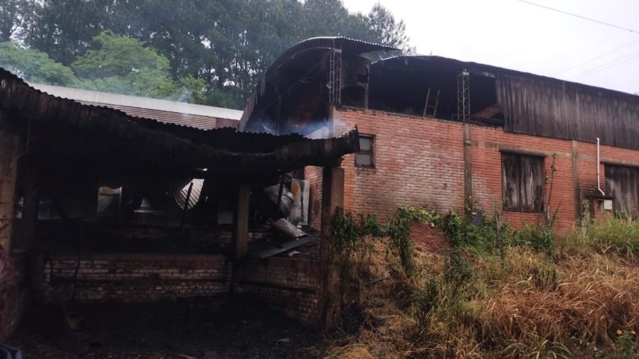 Puerto Rico: Un incendio afectó una carpintería y provocó importantes daños materiales, se registraron daños estructurales en un 60%