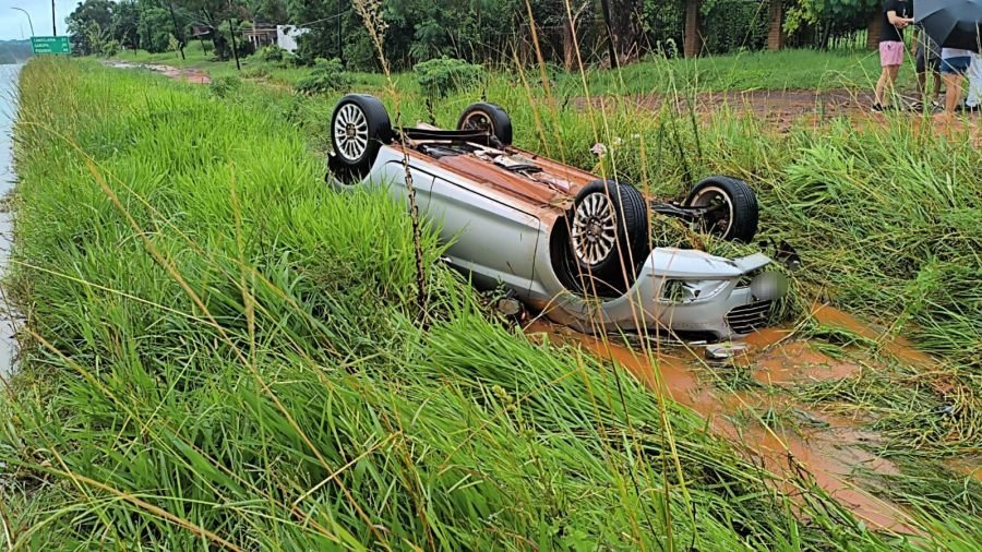 Un automóvil terminó volcado en la banquina sobre la Ruta Nacional N° 12 tras un despiste en la localidad misionera de Santa Ana