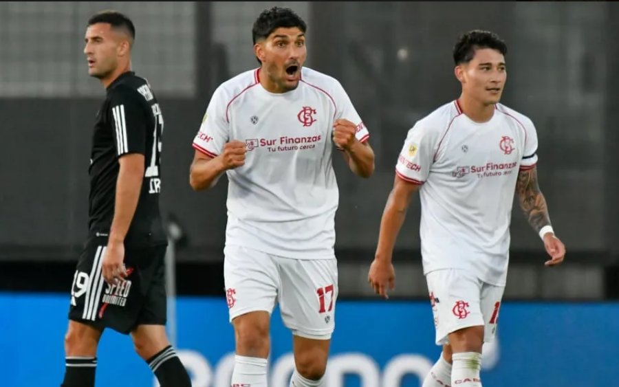 Barracas Central resistió con uno menos y eliminó a Deportivo Riestra en el alargue por el torneo Clausura