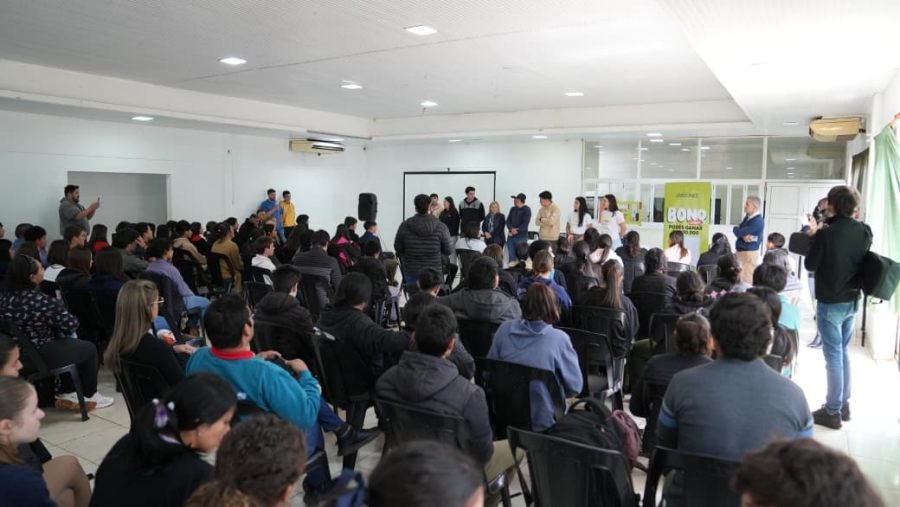 Apóstoles: Estudiantes de la región recibieron Bono Estudiantil Provincial, se entregaron más de doscientos