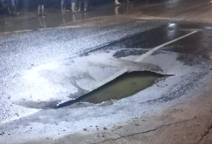 Posadas: Asistencia policial por hundimiento de asfalto y anegamiento en una vivienda de la Chacra 43