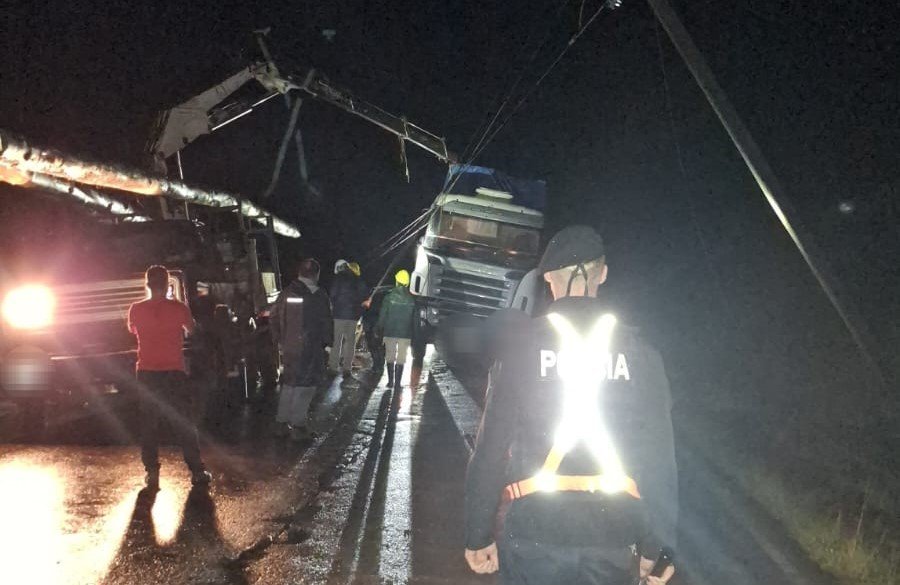 Un camión chocó contra un poste de energía, dejando sin luz a parte de la localidad misionera de 25 de Mayo, el accidente se produjo cuando cayó sobre la calzada y fue chocado de frente
