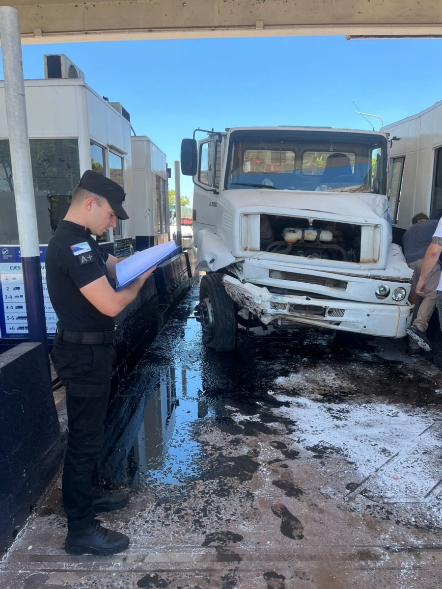 Santa Ana: Un camión impactó contra la estructura del Peaje sobre la Ruta Nacional N° 12, como consecuencia del impacto, el conductor resultó lesionado