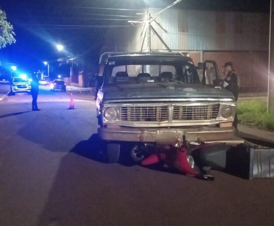 Jardín América: Un joven de 20 años resultó lesionado tras un choque entre una motocicleta y una camioneta
