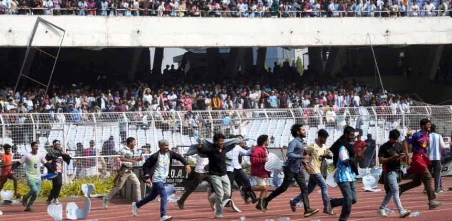 Escándalo en la visita de Messi a India: Hubo destrozos, terminó con invasión al campo, butacas arrancadas y detuvieron al organizador