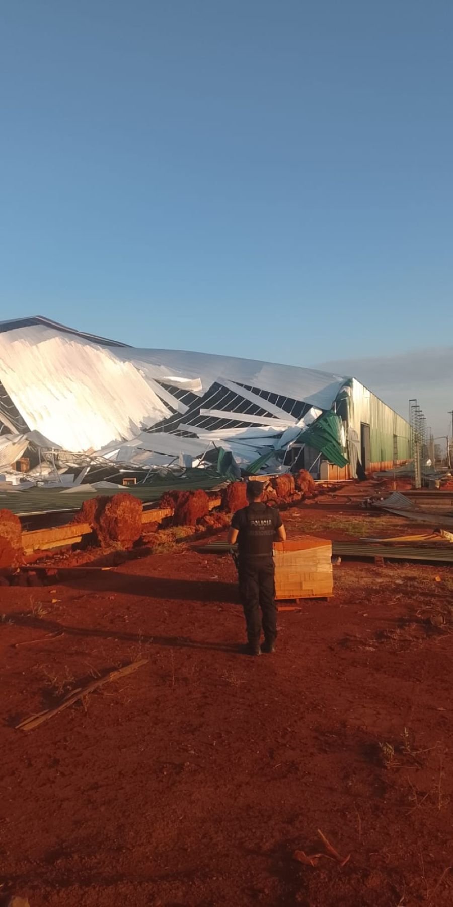 Misiones: Un tinglado en construcción de  una fábrica colapsó por las fuertes ráfagas de viento en la localidad de Dos de Mayo