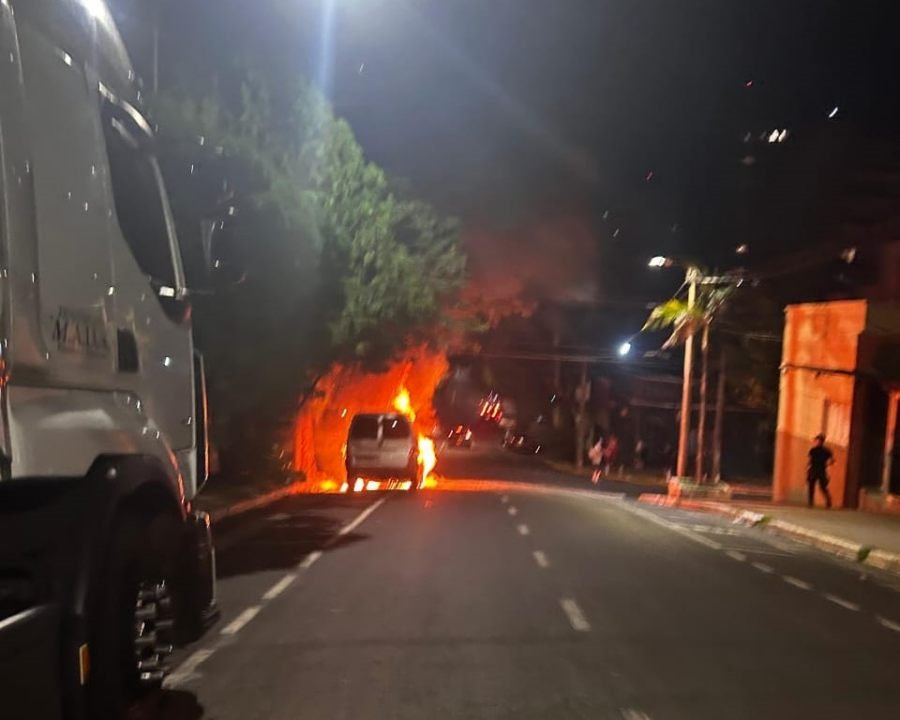 El hecho dejó únicamente daños materiales: Falla mecánica provocó el incendio de un vehículo en el centro de la ciudad de Posadas