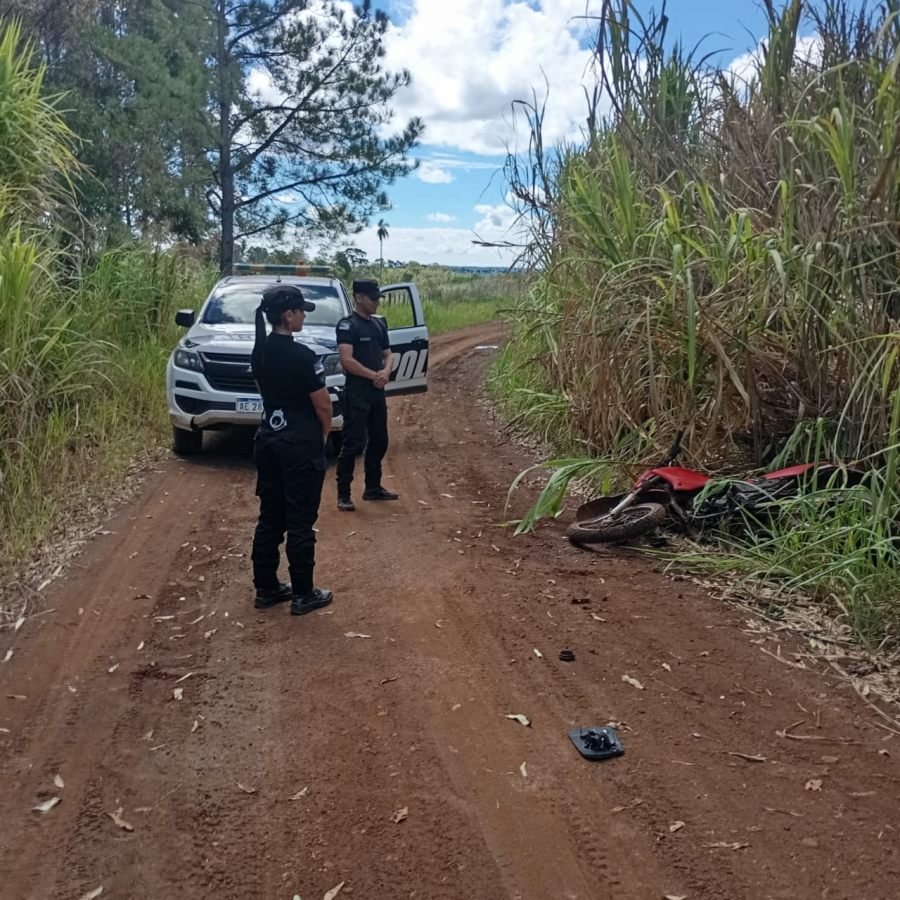 Pozo Azul: Choque sobre la Ruta Provincial N° 17 entre una camioneta y una motocicleta dejó dos lesionados
