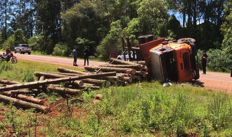 Misiones: Camión cargado con maderas volcó sobre la Ruta Nacional N° 14 en el Municipio de San Vicente,  sin causar heridos