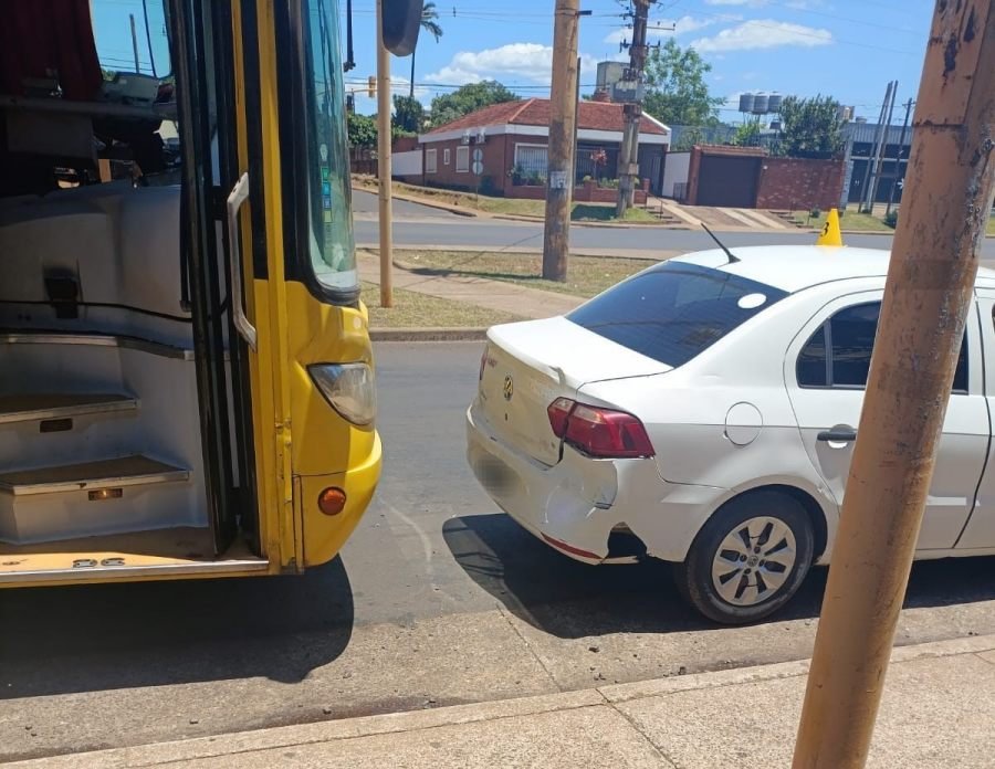 Posadas: Siniestro vial entre colectivo del transporte urbano de pasajeros y automóvil, dejó como saldo a una pasajera lesionada